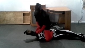 Weiße Socken verkleidet rote Morph Höcker Skelett Dummy