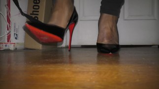 Гигантский транссексуал-кроссдрессер в Christian Louboutin So Kate Pumps (SFX тест!)