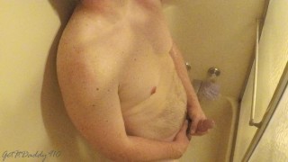 一人で家にいる間にシャワーで自慰行為をしているエッチなパパは巨大な絶頂ショット