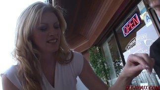 Sexy pega um pau jovem no shopping para fazer sexo