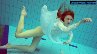 Underwater Show 红发女郎戴安娜热和角质在白色连衣裙