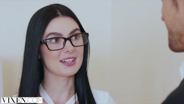 VIXEN - Горячую юную кураторшу трахает коллекционер искусств