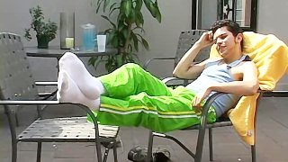 Homossexual magro Rodrigo mostra seus pés peludos ao ar livre
