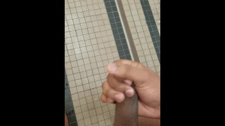Masturbándose en la ducha pública