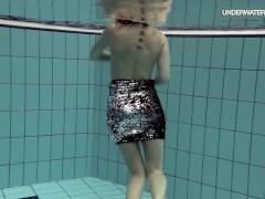 Loris blackhaired swirling in the pool