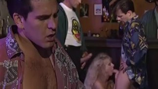 Двойное проникновение Оргия в баре