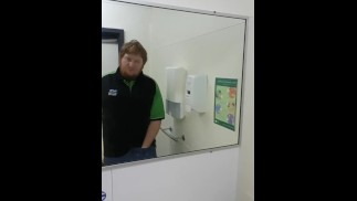 Besitzer von Cafee fickt sich in der Öffentlichkeit voller Menschen
