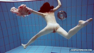 Underwater Show 熱いクロアチア人のマルティナは彼女の熱いショーを続けます