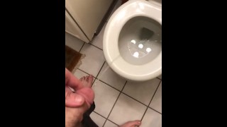 Tiener plast in toilet