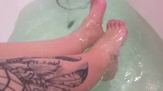 Big feet bathing