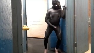 敌方蛙人在体育馆抽搐