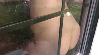 Подросток демонстрирует голое тело для подглядывающего соседа