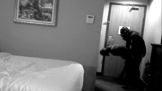 visão noturna Orcas struggle no quarto de hotel