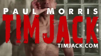 Писающий и фаллоимитатор трахает мускулистого папу