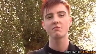 贾斯汀·巴伯（Justin Baber）在行驶的汽车中骑着两只愤怒的公鸡