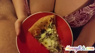 Spermaschlampe Will Einen Cremigen Belag Auf Ihrer Pizza