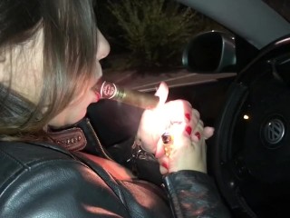 Вдыхание сигары в машине полноевидеонапродаже