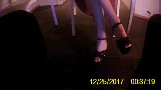 Пряная обувная работа под столом во время рождественского ужина, огромная сперма на идеальных ногах