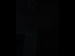 无聊的少年在睡前揉搓自己