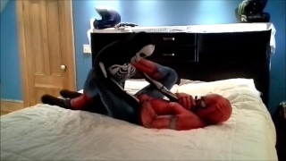spiderman divirtiéndose con su esqueleto de juguete