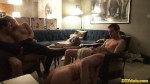 Twee blondines anale dubbele penetratie in Echte Swinger Groepsseks in Hotelfeest