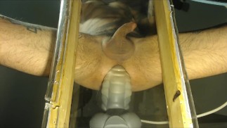 Заставляя сексуальную дырочку капать на стеклянную столешницу из XL Bad Dragon и забавных игрушек