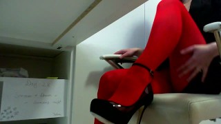Se Masturber Au Travail Jour 28 Frottant À Travers Des Collants Rouges Brunette Amateure