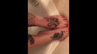 Kitty maakt haar getatoeëerde voeten nat