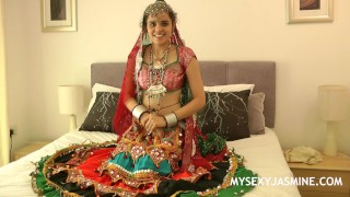 구자라트 가르바 드레스를 입은 매력적인 인도 여대생