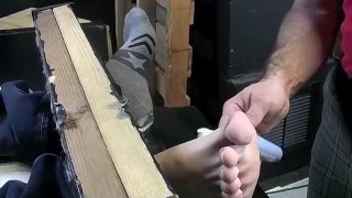 Twee homojongens worden horig tijdens het spelen met voeten
