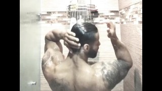 Verwarm de latin sensatie mannelijke stripper die een douche neemt @heat718