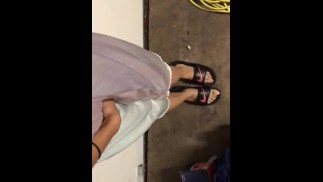 Писает в свою красивую ночную рубашку в гараже