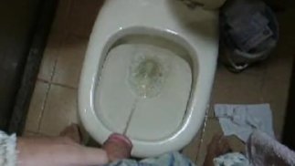 Никки Монтеро скучно дома Прыгающий член и писающий унитаз