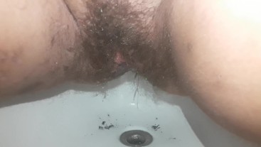 Sarettahot pissing nel bidet