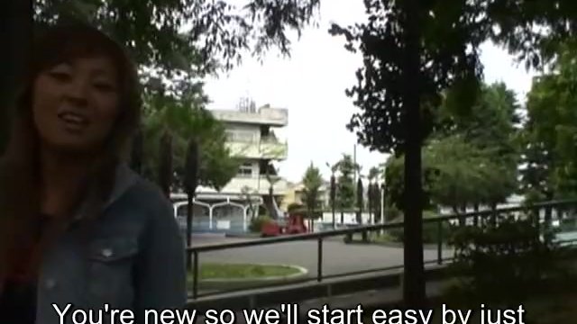 露出好きの変態金髪ギャル娘が路上でおっぱい丸出しでキモ男を逆ナン