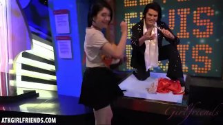 她有热嘴、阴户和脚，并且知道如何使用它们