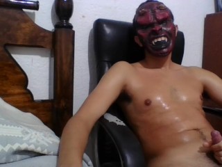 Горячая сексуальная потная мексиканка дрочит свой красивый член