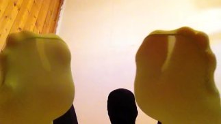 МОЛОДОЙ ПАРЕНЬ ПОКАЗЫВАЕТ СТУПНИ И НОГИ В ЗЕЛЕНЫХ КОЛГОТКАХ И ЛЕГГИНСАХ ИЗ СПАНДЕКСА