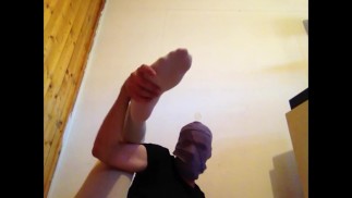 МОЛОДОЙ ПАРЕНЬ ДРАЗНИТ СТУПНИ И НОГИ В БЕЛЫХ КОЛГОТКАХ/КОЛГОТКАХ