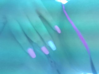 Amateur milf fingers pussy in tanning bed