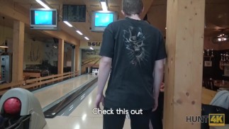 HUNT4K的。在保龄球馆做爱 - 我有罢工！