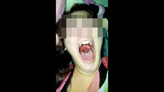 Девушка зевает