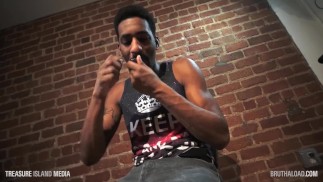 Повешенный головорез дрочит свой большой член