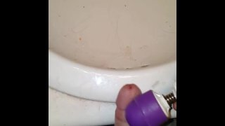 Мой член брызгает спермой с помощью вибратора сексуальный камшот