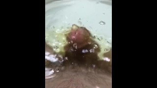Fuente de orina en la bañera