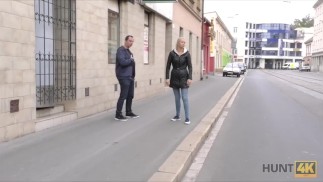 HUNT4K. Süßes Ficken vor den Augen ihres Freundes