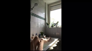 Snapchat рассказ. Милая естественная девушка принимает ванну возле окна.