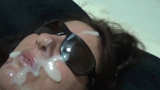 chica ama el semen disfruta de un facial masivo antes de tragar una carga sabrosa