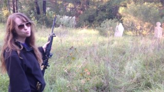 Милая девушка Хлоя стреляет из ружья в лесу видео - PM400 MP15 FNS и XDm 9