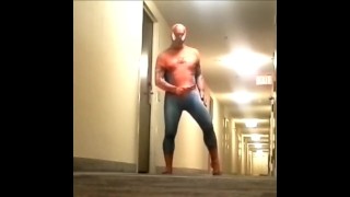 spider komt klaar in hotel hal